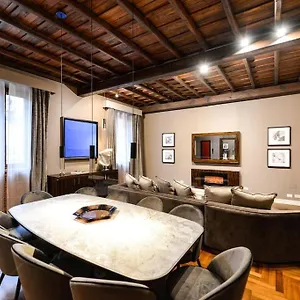 Apartment The Frattina - Luxury Serviced, Rome